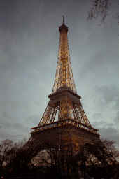 eiffel_1.JPG (84060 bytes)