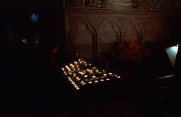 notredame_candles_2.JPG (47969 bytes)