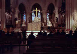 notredame_interior_cross_1.JPG (82775 bytes)