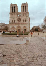 parvis_du_notredame_1.JPG (102319 bytes)