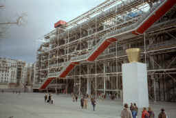 pompidou_exterior_1.JPG (123412 bytes)