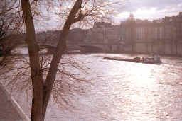 seine_barge_backlit_2.JPG (158373 bytes)