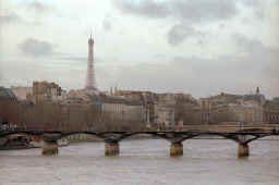 seine_footbridge_eiffel_1.JPG (69126 bytes)