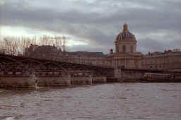 seine_footbridge_stgermain_2.JPG (84789 bytes)