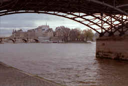 seine_footbridge_underside.JPG (106330 bytes)