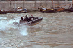 seine_speedboat_1.JPG (109515 bytes)