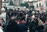 spanish_steps_crowd_1.jpg (112108 bytes)