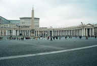 st_peters_piazza_1.jpg (81058 bytes)